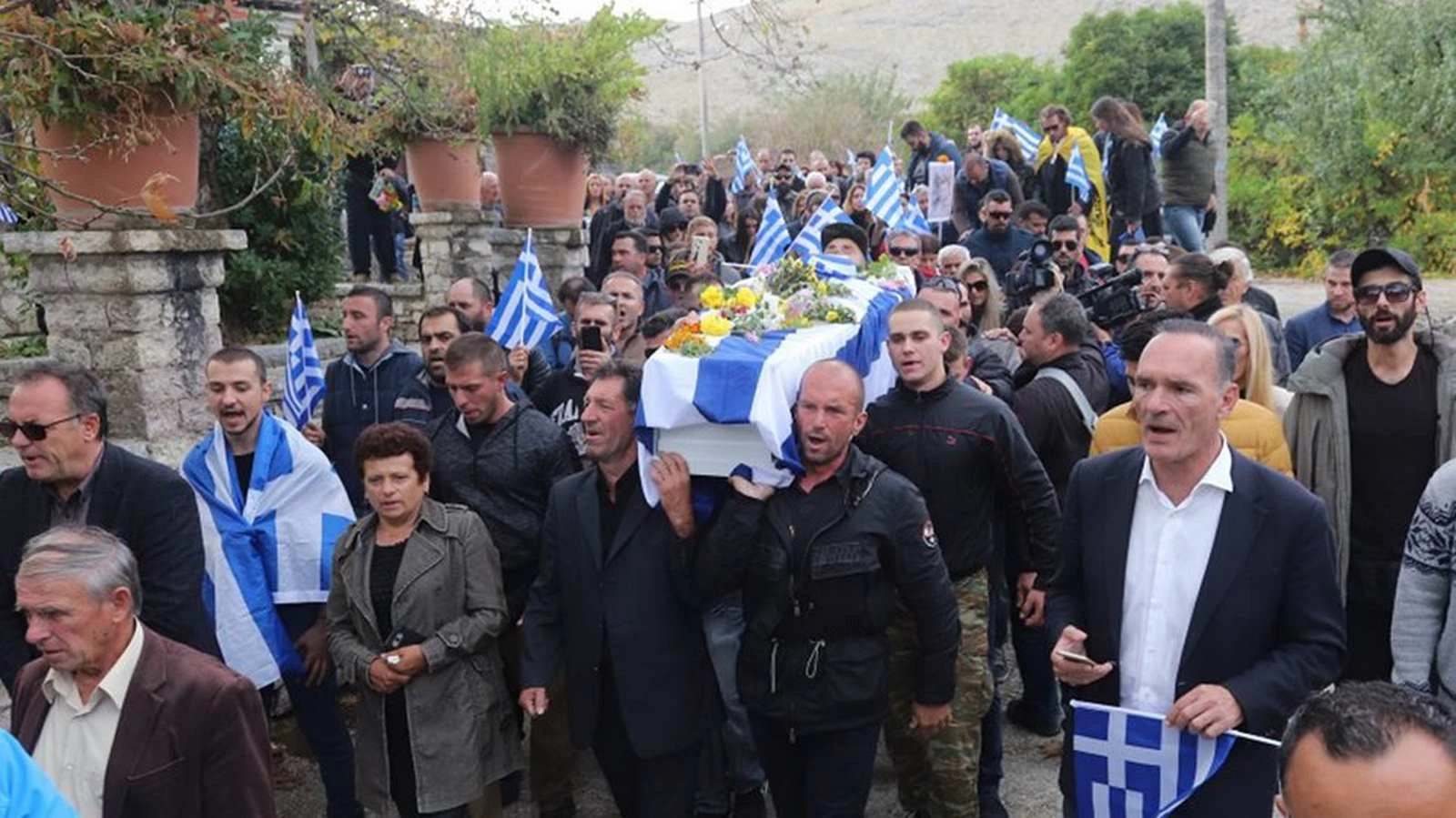 Στοχοποιούν Έλληνες τα Τίρανα: «Απειλή για την Αλβανία» δημοσιογράφοι και πολίτες – Καλούν σε αιματοχυσία οι Αλβανοί εθνικιστές